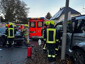 Einsatzkräfte der Berliner Feuerwehr bei dem Verkehrsunfall in Berlin-Kaulsdorf.