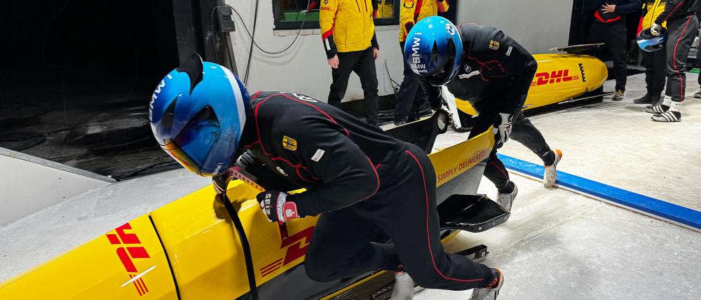 Francesco Friedrich (vorne) und Anschieber Alexander Schüller starten ihren Zweierbob auf der neu erbauten Olympia-Strecke im Eugenio Monti Sliding Centre. Am Wochenende ist der erste Weltcup. (Handout)