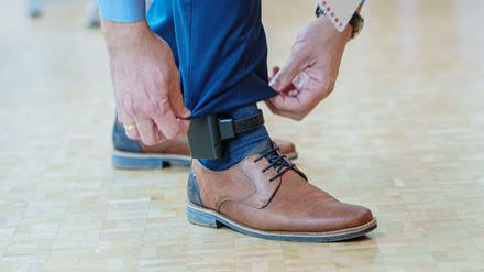 Die elektronische Fußfessel könne zunächst für maximal sechs Monate angeordnet werden. 