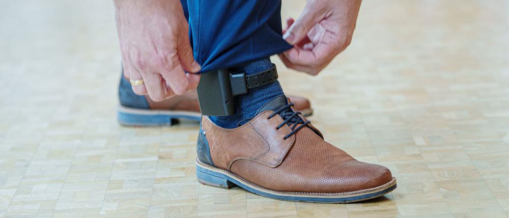 Die elektronische Fußfessel könne zunächst für maximal sechs Monate angeordnet werden.