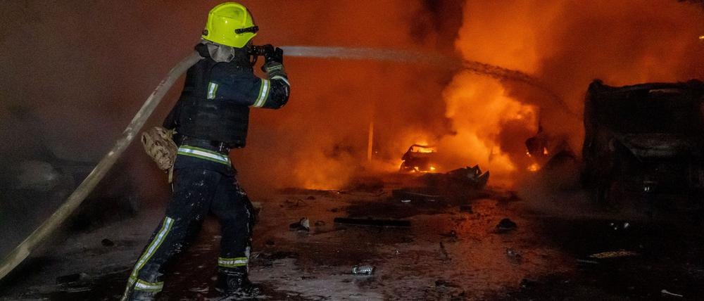 Bei massiven russischen Angriffen mit Raketen und Drohnen sind in der Ukraine viele Menschen getötet und Dutzende weitere verletzt worden.