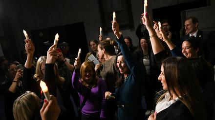 Menschen mit Kerzen am Rayburn House, nachdem das US-Repräsentantenhaus den Gesetzentwurf zur Freigabe von Akten über den verstorbenen, verurteilten Sexualstraftäter Jeffrey Epstein verabschiedet hat.