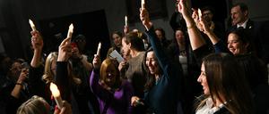 Menschen mit Kerzen am Rayburn House, nachdem das US-Repräsentantenhaus den Gesetzentwurf zur Freigabe von Akten über den verstorbenen, verurteilten Sexualstraftäter Jeffrey Epstein verabschiedet hat.