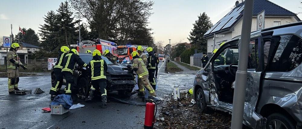 Kameraden der Berliner Feuerwehr befreien eine schwer verletzte Person in Berlin-Kaulsdorf.