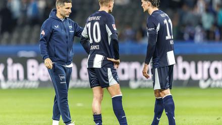 Hertha-Trainer Stefan Leitl hofft auf Einsätze von Michaël Cuisance (M) und Fabian Reese (r). (Archivfoto)
