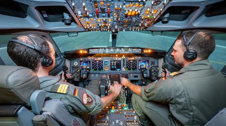 Im Simulator der Lufthansa in Schönefeld üben die Piloten der Deutschen Marine die Steuerung der P-8A Poseidon, des größten Kampfflugzeugs der Bundeswehr.
