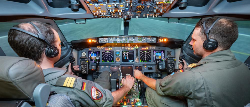 Im Simulator der Lufthansa in Schönefeld üben die Piloten der Deutschen Marine die Steuerung der P-8A Poseidon, des größten Kampfflugzeugs der Bundeswehr.