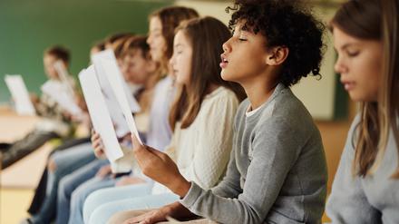 Gerade beim lauten Sprechen und Singen, kann die Stimme ungewollt in eine andere Tonlage rutschen.