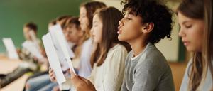 Gerade beim lauten Sprechen und Singen, kann die Stimme ungewollt in eine andere Tonlage rutschen.