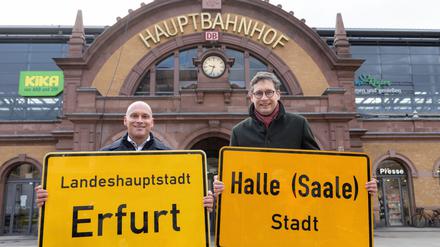 Erfurts Oberbürgermeister Andreas Horn (CDU) und Halles OB Alexander Vogt (parteilos) werben für ihre Städte. 