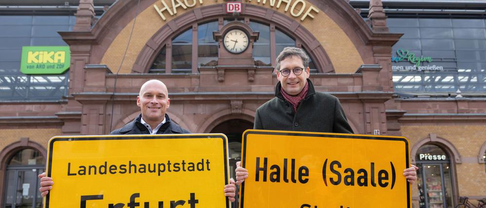 Erfurts Oberbürgermeister Andreas Horn (CDU) und Halles OB Alexander Vogt (parteilos) werben für ihre Städte. 