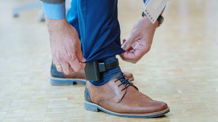 Die elektronische Fußfessel soll bei gewalttätigen Ex-Partnern oder Angehörigen ein Signal senden, wenn sich der Täter - bewusst oder unbewusst - dem Opfer nähert. (Symbolbild)