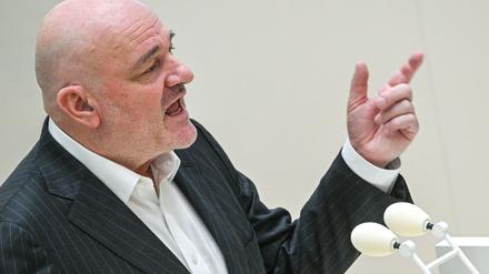 Brandenburgs Finanzminister Robert Crumbach (BSW) wirbt für das Sondervermögen für Infrastruktur.