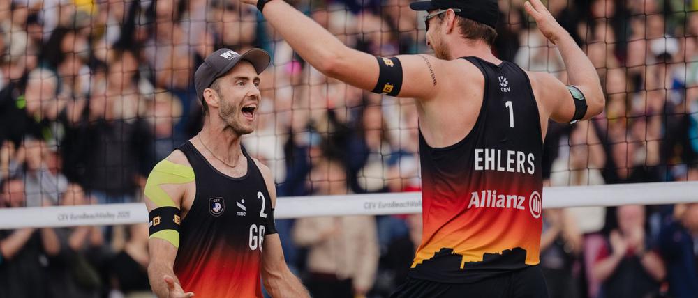 Clemens Wickler (l) und Nils Ehlers stehen im WM-Achtelfinale.