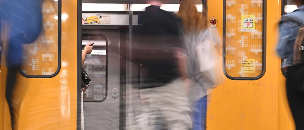 Der Betrieb im Berliner U-Bahnnetz stabilisiert sich den Verkehrsbetrieben zufolge weiter. (Archivbild)