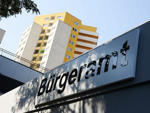 ARCHIV - 04.09.2024, Berlin: Blick auf das im September neu eröffnete Bürgeramt im Bezirk Spandau im Staaken-Center.  (zu dpa: «Mehr Dienstleistungen ohne Termin in den Bürgerämtern») Foto: Jörg Carstensen/dpa +++ dpa-Bildfunk +++