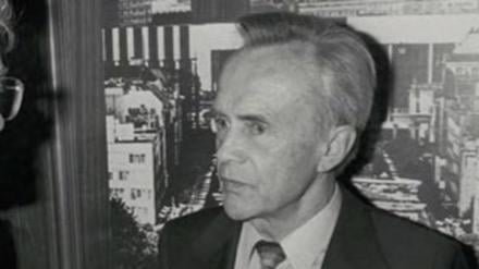 Günter Matthes (Mitte) und Lothar C. Poll (rechts) im Gespräch mit Peter Mitzscherling (SPD) am 22. Februar 1990 bei der Eröffnung des Tagesspiegel-Korrespondenten-Büros in Ost-Berlin.