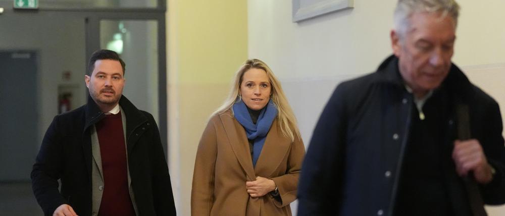 Astrid Have (M), Ehefrau von Nebenkläger S. Hensel, kommt zur Fortsetzung des Prozesses gegen C. Block wegen mutmaßlicher Kindesentführung ins Landgericht.