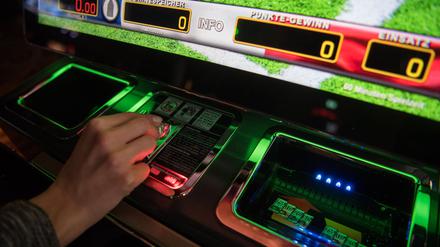 Trotz jahrzehntelanger Praxis dürfen im Neuköllner Bowling-Center keine neuen Geldspielautomaten aufgestellt werden. (Symbolbild)