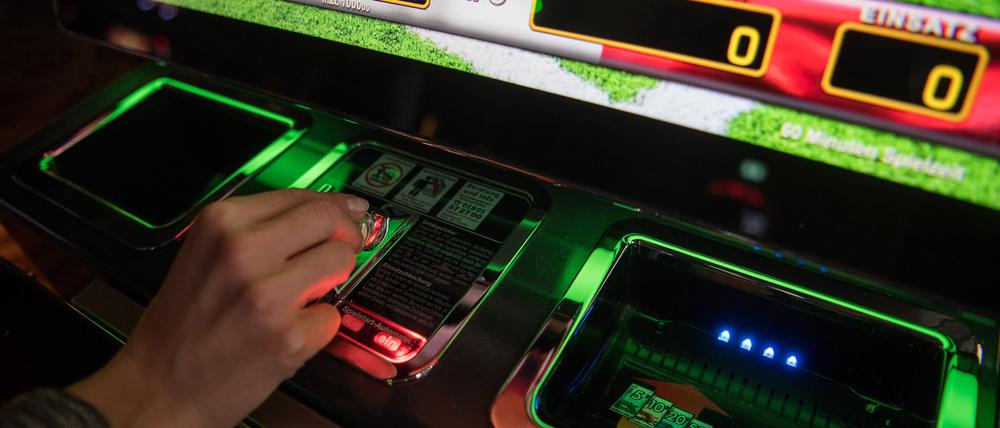 Trotz jahrzehntelanger Praxis dürfen im Neuköllner Bowling-Center keine neuen Geldspielautomaten aufgestellt werden. (Symbolbild)