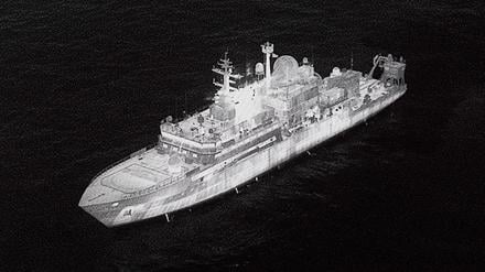 Bei der Presseerklärung zeigte Verteidigungsminister John Healey ein Bild des russischen Militärschiffs „Jantar“.