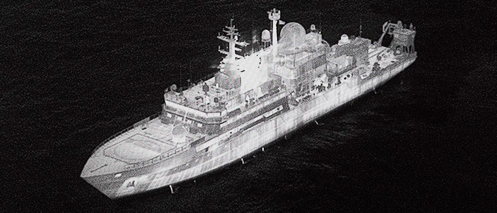 Bei der Presseerklärung zeigte Verteidigungsminister John Healey ein Bild des russischen Militärschiffs „Jantar“.