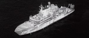 Bei der Presseerklärung zeigte Verteidigungsminister John Healey ein Bild des russischen Militärschiffs „Jantar“.