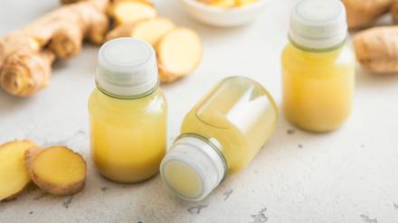 Ingwershots aus dem Supermarkt sind oft teuer und enthalten viel Zucker, warnt Verbraucherschützer Kamrad.