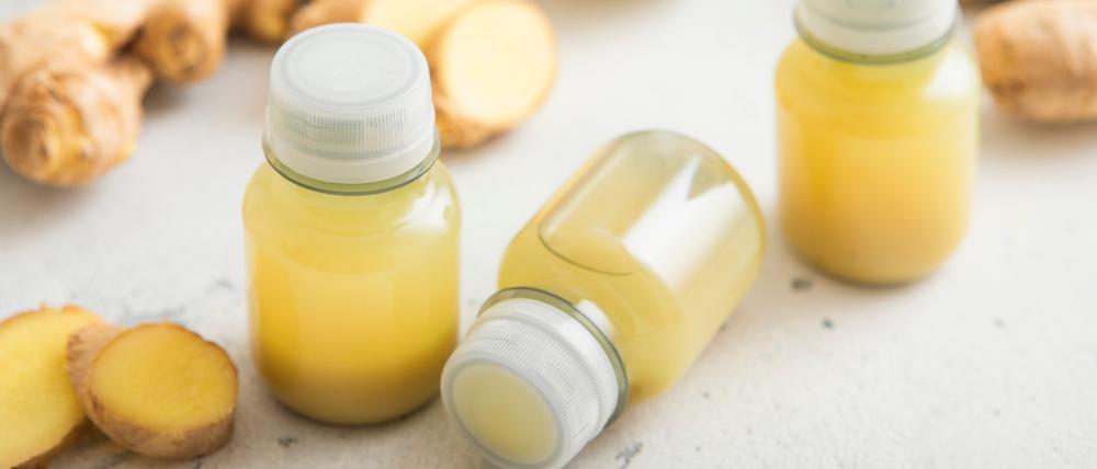 Ingwershots aus dem Supermarkt sind oft teuer und enthalten viel Zucker, warnt Verbraucherschützer Kamrad.