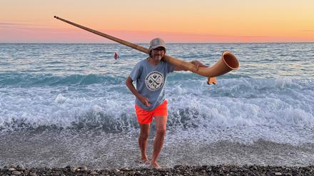 Matthias Michel, der in Potsdam das Jurtendorf betrieb, wanderte 2025 mit seinem Alphorn quer durch Europa von der Ostsee bis ins Mittelmeer.