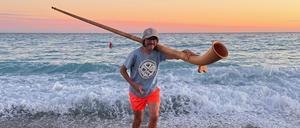 Matthias Michel, der in Potsdam das Jurtendorf betrieb, wanderte 2025 mit seinem Alphorn quer durch Europa von der Ostsee bis ins Mittelmeer.