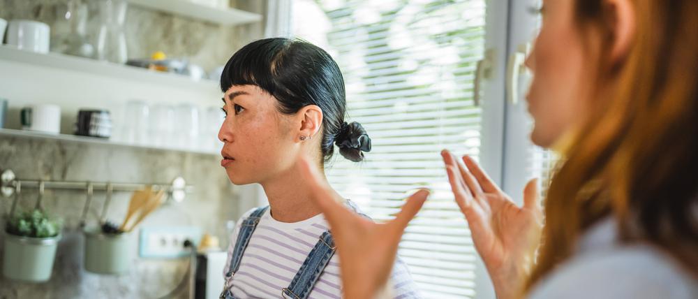 Auch in queeren Partnerschaften gibt es verbale und physische Gewalt. Studien zufolge könnten 30 bis 40 Prozent betroffen sein.