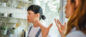 Auch in queeren Partnerschaften gibt es verbale und physische Gewalt. Studien zufolge könnten 30 bis 40 Prozent betroffen sein.