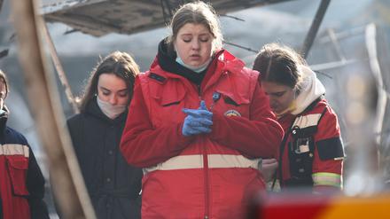 Eine Sanitäterin weint vor einem Wohnhaus in Ternopil, das durch einen russischen Angriff schwer beschädigt wurde.