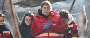 Eine Sanitäterin weint vor einem Wohnhaus in Ternopil, das durch einen russischen Angriff schwer beschädigt wurde.