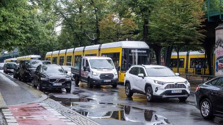 Stau auf der Schönhauser Allee in Prenzlauer Berg.