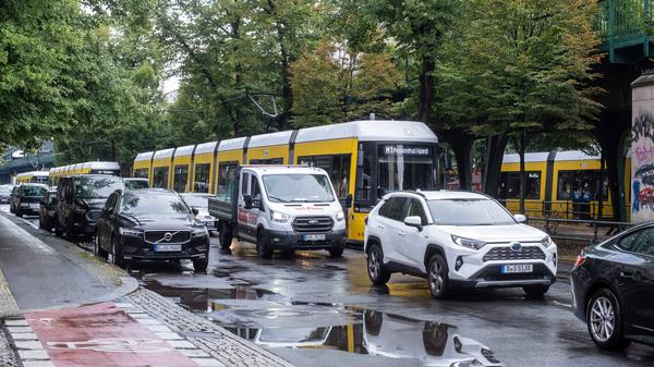 Stau auf der Schönhauser Allee in Prenzlauer Berg.