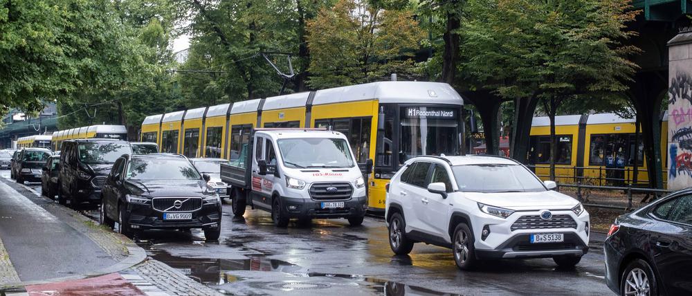 Stau auf der Schönhauser Allee in Prenzlauer Berg.