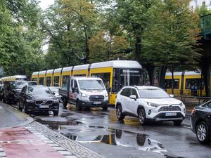 Stau auf der Schönhauser Allee in Prenzlauer Berg.