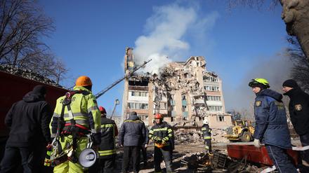 In der westukrainischen Stadt Ternopil sind bei einem russischen Luftangriff viele Menschen getötet und Dutzende verletzt worden. 