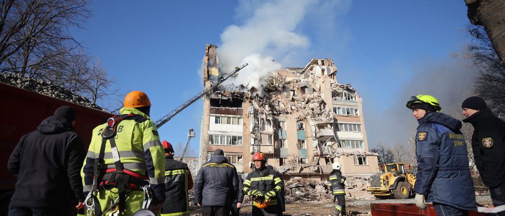 In der westukrainischen Stadt Ternopil sind bei einem russischen Luftangriff viele Menschen getötet und Dutzende verletzt worden. 