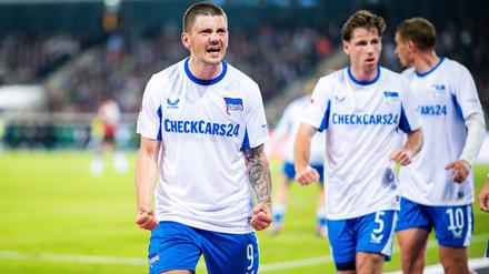 Dawid Kownacki feiert sein Tor gegen Hannover 96, sein einziges bisher für Hertha BSC.