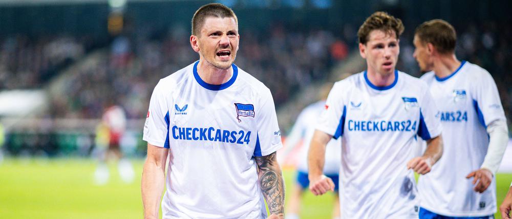 Dawid Kownacki feiert sein Tor gegen Hannover 96, sein einziges bisher für Hertha BSC.