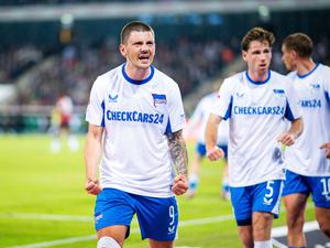 Dawid Kownacki feiert sein Tor gegen Hannover 96, sein einziges bisher für Hertha BSC.