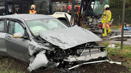 Der Bus und das Auto wurden bei dem Zusammenprall stark beschädigt.