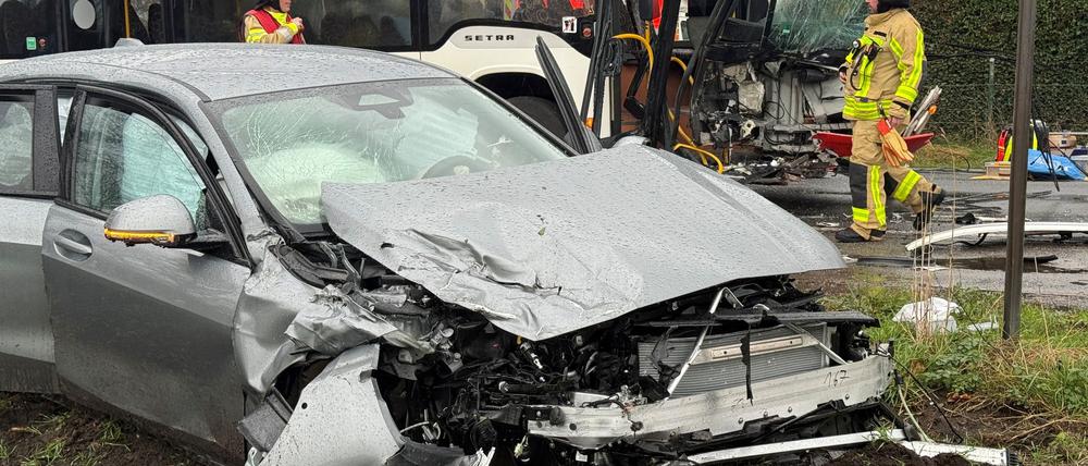 Der Bus und das Auto wurden bei dem Zusammenprall stark beschädigt.