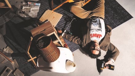 Komödiant zum Schlagbohrer: Dimitrij Schaad spielt in „Sabotage“ einen jüdischen Künstler. Der will nicht der Schiedsrichter sein, der bei antisemitischen Abseits pfeift. 