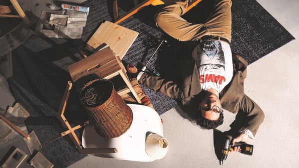 Komödiant zum Schlagbohrer: Dimitrij Schaad spielt in „Sabotage“ einen jüdischen Künstler. Der will nicht der Schiedsrichter sein, der bei antisemitischen Abseits pfeift. 