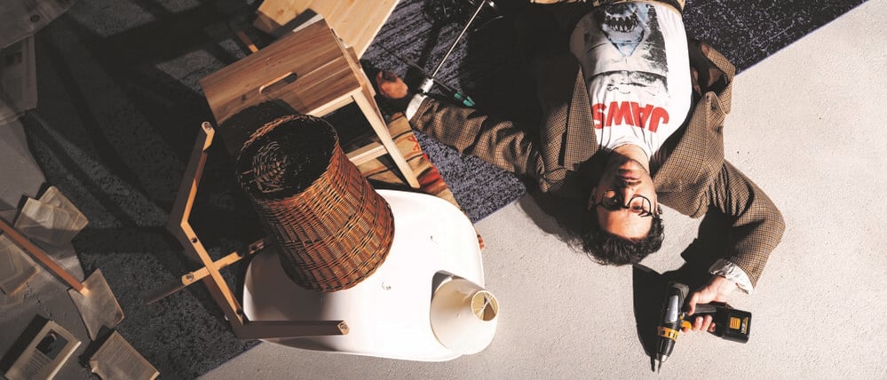 Komödiant zum Schlagbohrer: Dimitrij Schaad spielt in „Sabotage“ einen jüdischen Künstler. Der will nicht der Schiedsrichter sein, der bei antisemitischen Abseits pfeift.