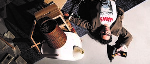 Komödiant zum Schlagbohrer: Dimitrij Schaad spielt in „Sabotage“ einen jüdischen Künstler. Der will nicht der Schiedsrichter sein, der bei antisemitischen Abseits pfeift. 